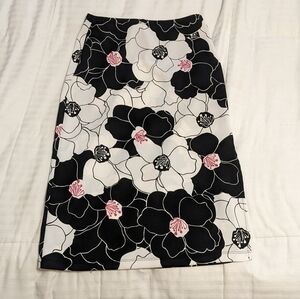RAMPAGE stretchy floral pencil skirt w/ a slit up the left side size Extra small